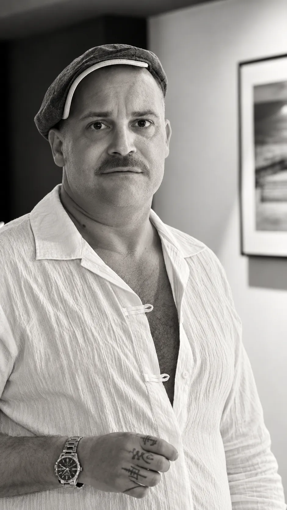 Martin Lavie, Fotograf, bei einer Ausstellung